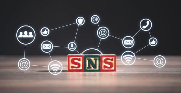 4.SNSマーケティングのイメージ(dreamstime_m_231564328)